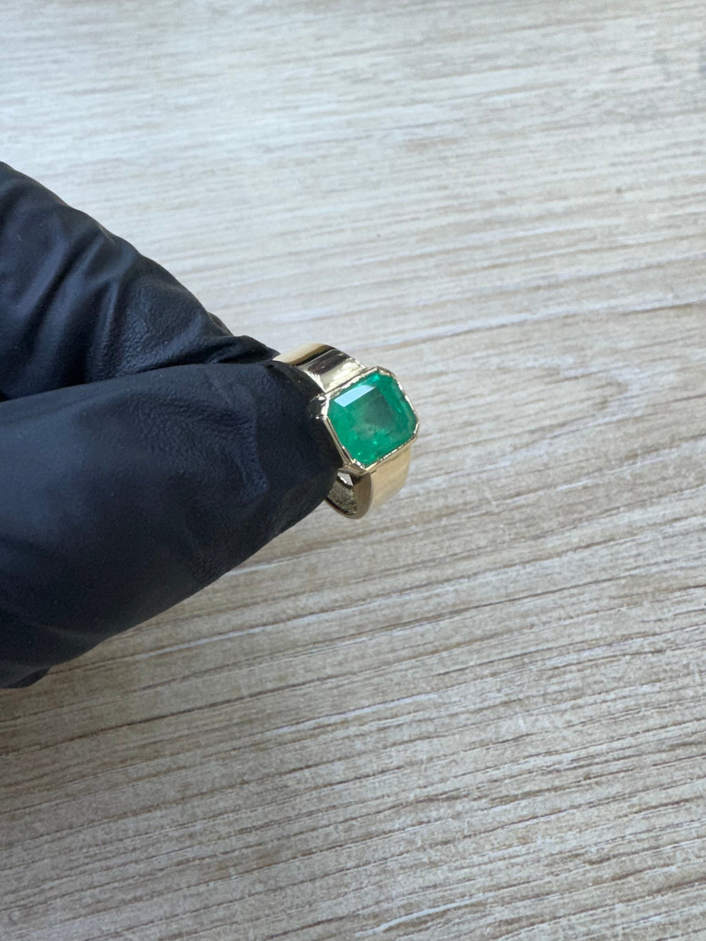 ANILLO DE ORO 18K CON ESMERALDA NATURAL