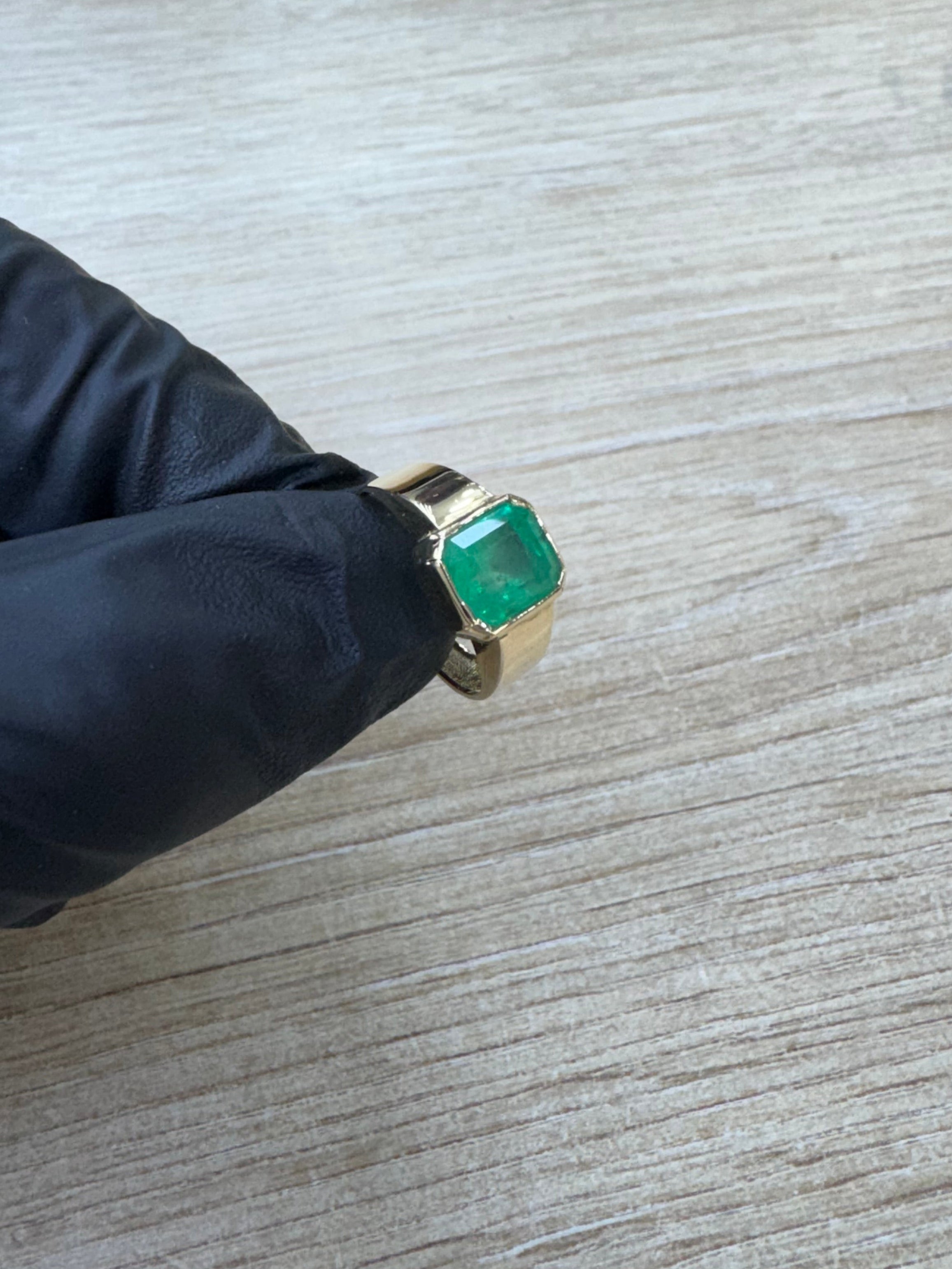 ANILLO DE ORO 18K CON ESMERALDA NATURAL