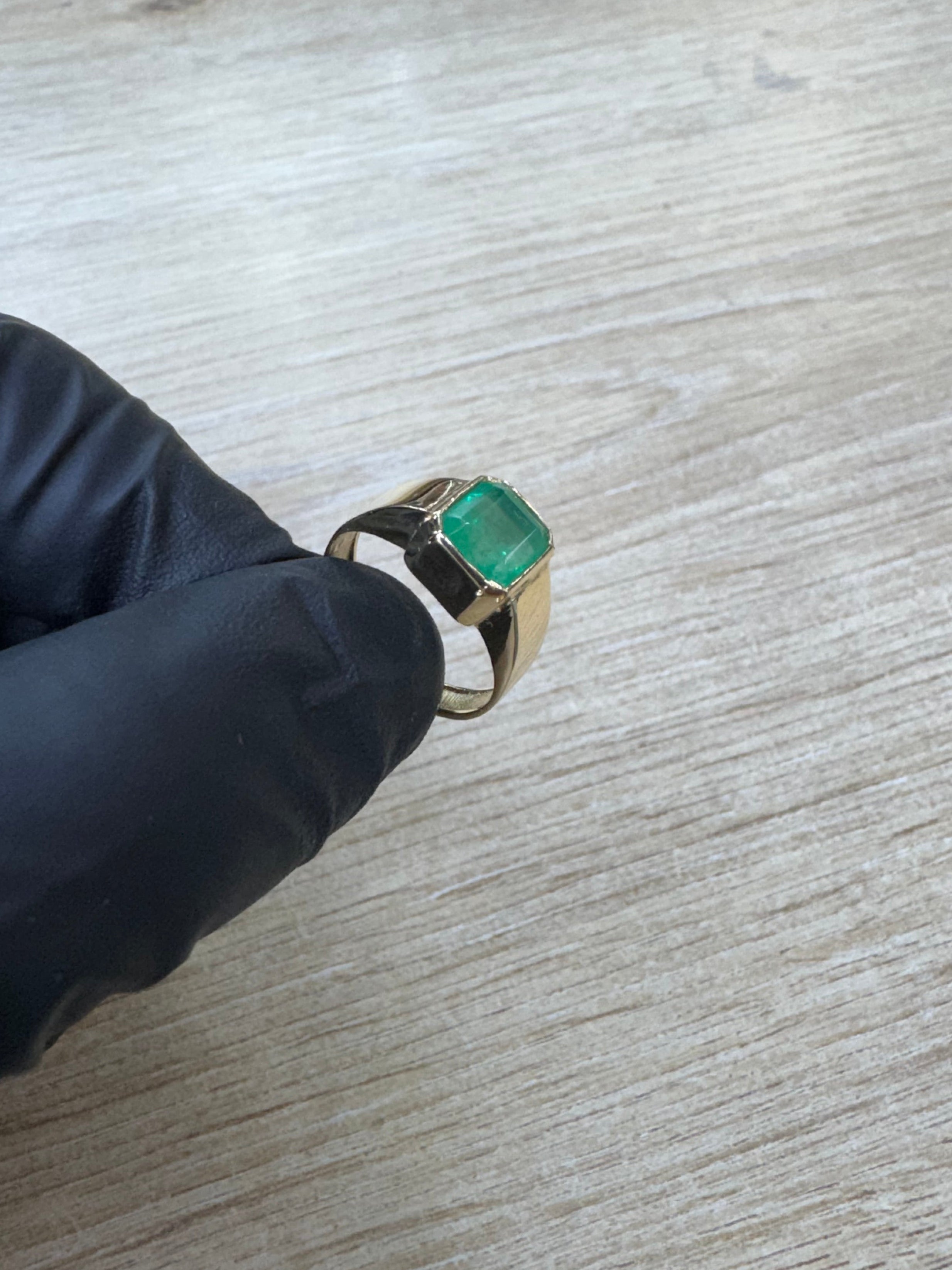 ANILLO DE ORO 18K CON ESMERALDA NATURAL