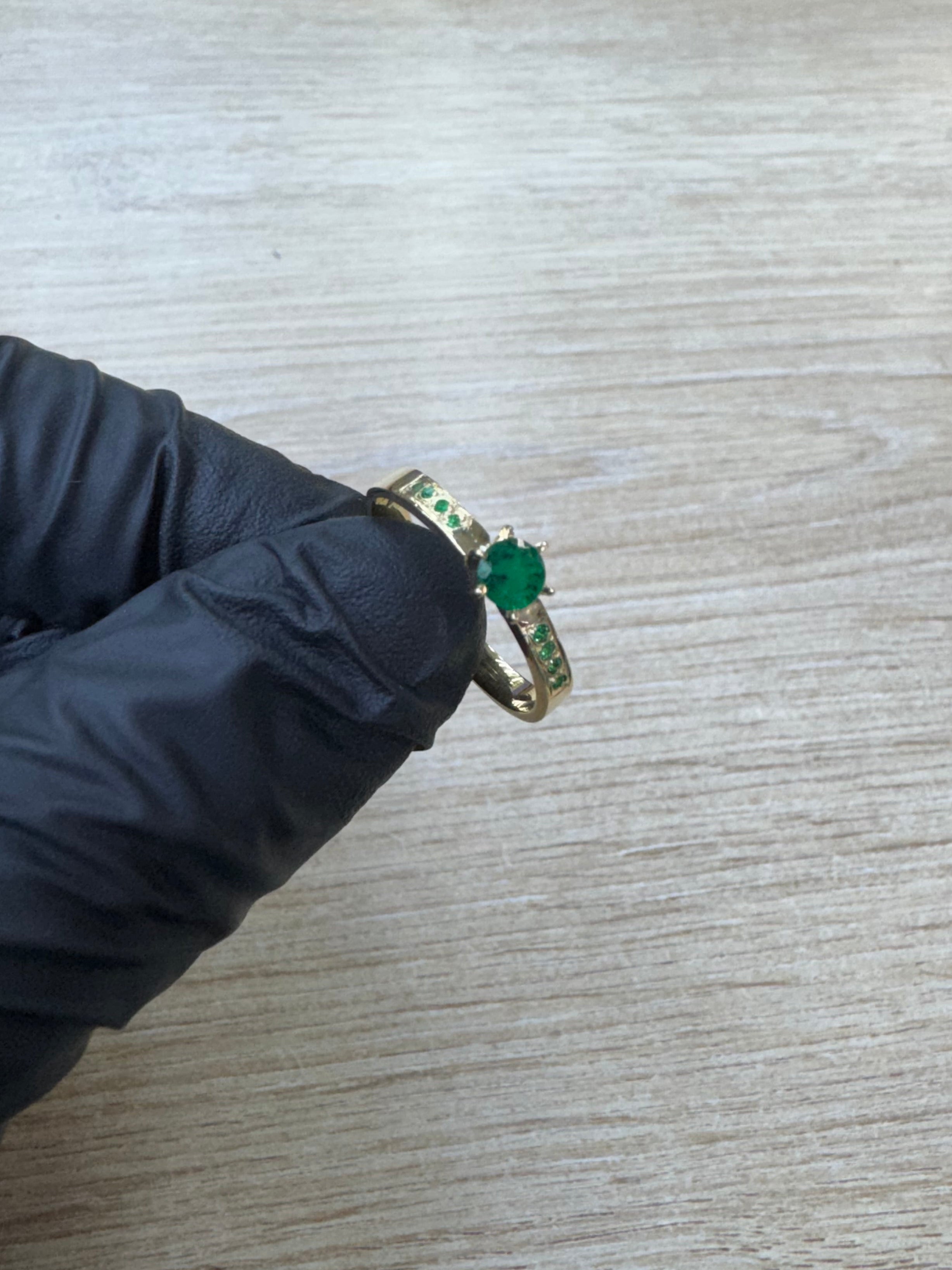ANILLO DE ORO 18K CON ESMERALDAS NATURAL